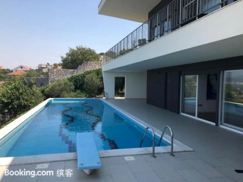 Modern Swimming-Pool Villa