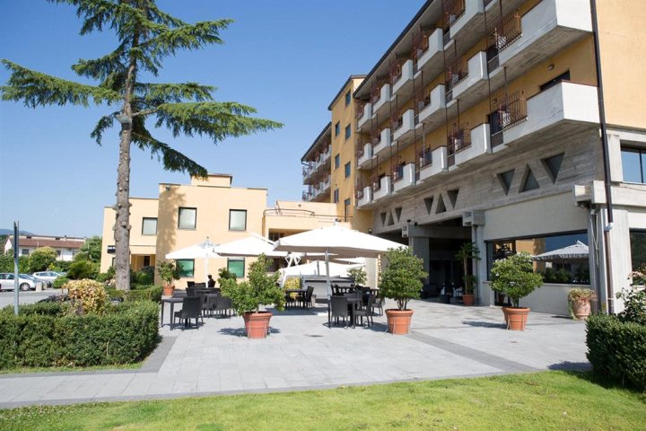 丰塔纳奥勒特酒店(Hotel Fontana Olente)