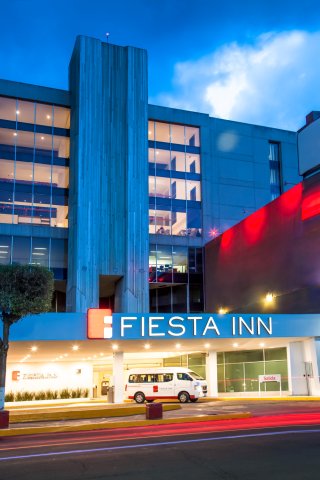 特拉尔内潘特拉嘉年华旅馆(Fiesta Inn Tlalnepantla)