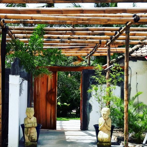 龙目岛塞隆贝拉纳克蒂基小屋(Tiki Lodge Selong Belanak Lombok)