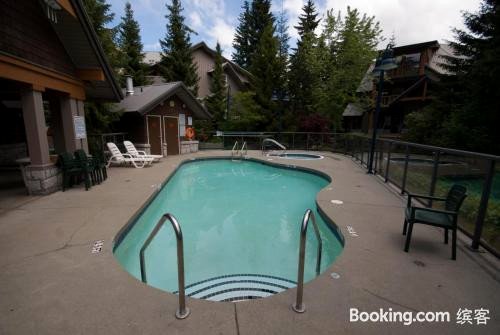 1 Bedroom Modern Townhome with Residential Hot Tub & Pool