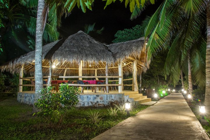 椰子花园餐厅酒店(The Coconut Gardens Hotel & Restaurant)