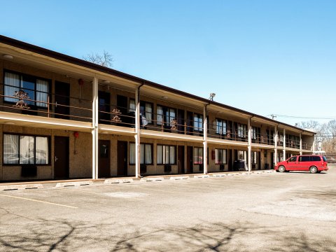 莱恩布鲁克汽车旅馆(Lynbrook Motor Inn)