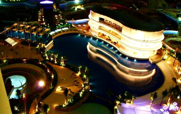 蔚蓝海滩俱乐部帕丽斯希尔顿酒店(Azure Beach Club Paris Hilton)