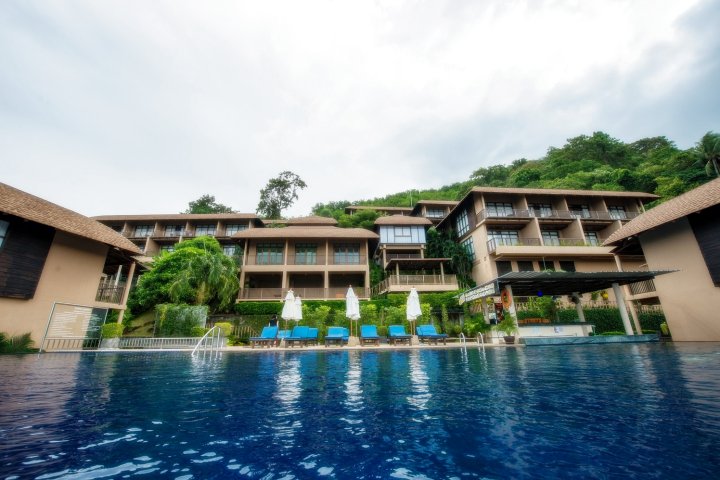 卡隆普纳卡度假酒店(Karon Phunaka Resort)