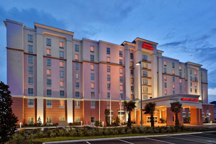 汉普顿酒店 - 奥兰多机场村庄通道(Hampton Inn & Suites Orlando Airport at Gateway Village)