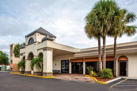 奥兰多机场戴斯套房酒店(Days Inn & Suites by Wyndham Orlando Airport)
