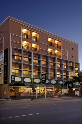 阿德莱德里维埃拉酒店(Adelaide Riviera Hotel)
