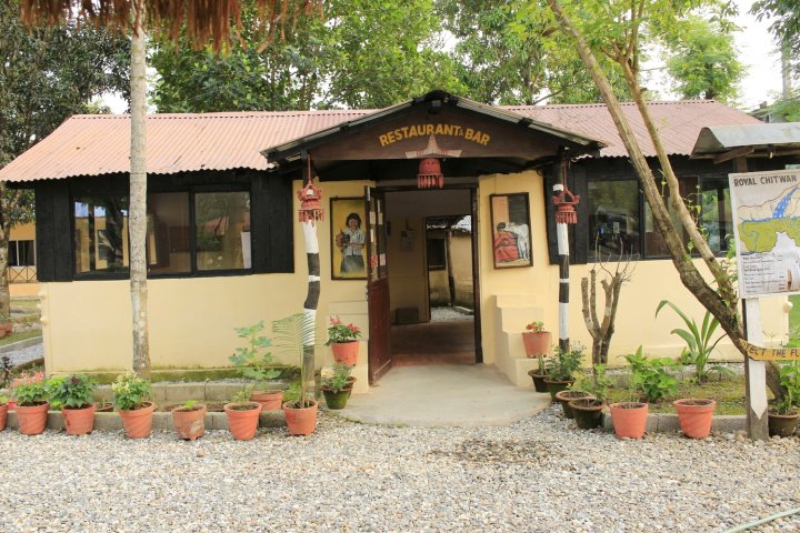 奇旺野生动物园营地旅馆(Chitwan Safari Camp & Lodge)