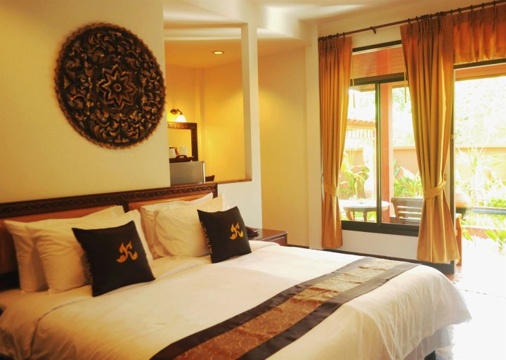卢恩卡诺克泰屋度假酒店(Ruenkanok Thaihouse Resort)