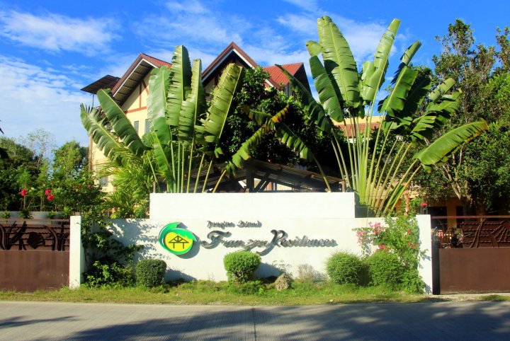 邦劳岛弗兰森公寓酒店(Panglao Island Franzen Residences)