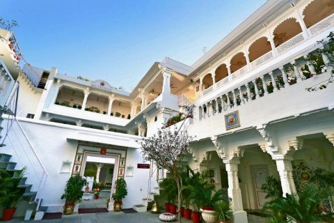 杰加特尼瓦斯宫殿酒店(Jagat Niwas Palace)