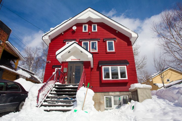 红滑雪屋酒店(The Red Ski House)