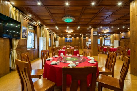 香格里拉巴拉格宗雪山悬崖神迹酒店