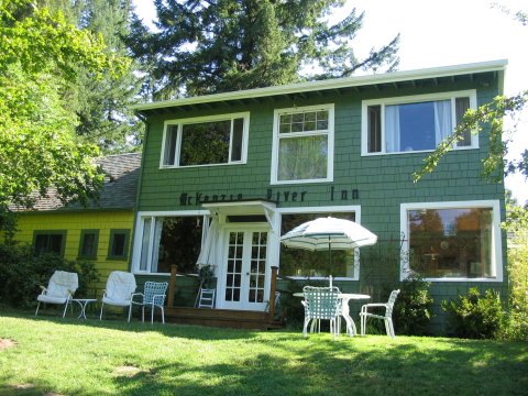 McKenzie River Inn "Retreat for The arts" and Cabins