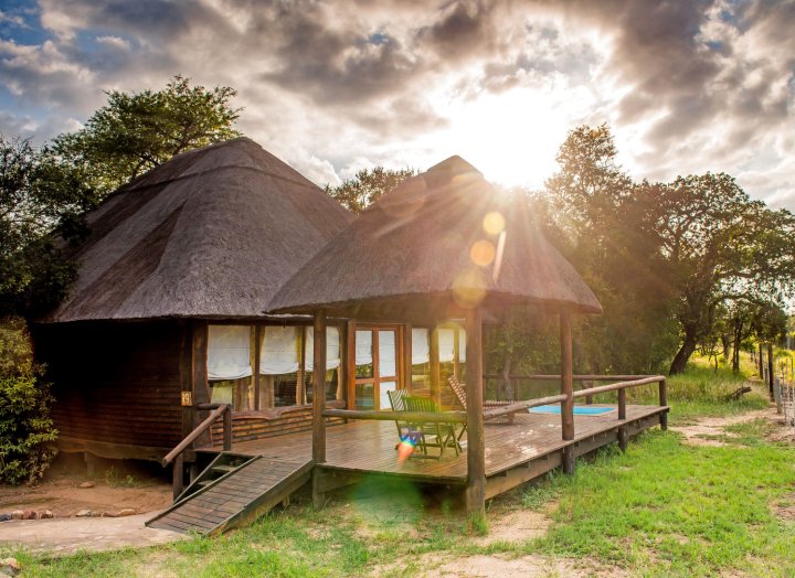 卡容维里弗洛奇酒店(Karongwe River Lodge)