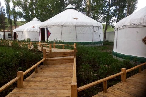 酒店详情尼勒克草原驿栈主要经营餐饮,住宿,休闲娱乐一体化,我们为