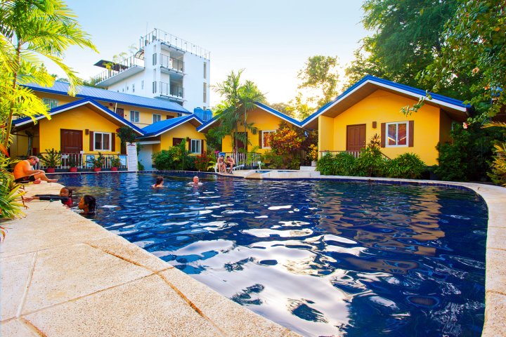 蓝色泻湖酒套房酒店(Blue Lagoon Inn & Suites)