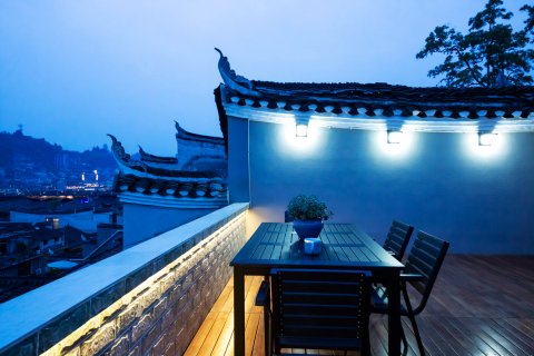 觅云杉精品民宿(凤凰古城雪桥店)