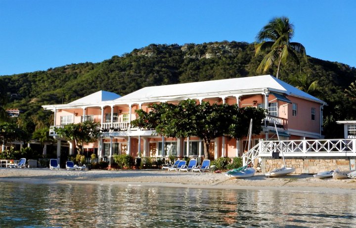 滨海卡塔马兰酒店(Catamaran Hotel Marina)