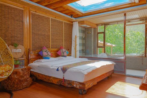 鸡足山古树林休闲客栈