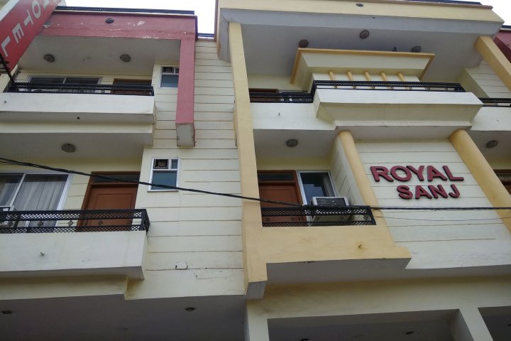 OYO 18321 Hotel Royal Sanj