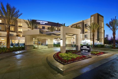 长滩机场万怡酒店(Courtyard Long Beach Airport)