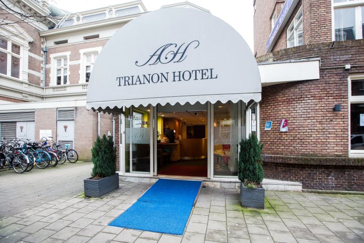 特里亚农经济酒店(Budget Trianon Hotel)