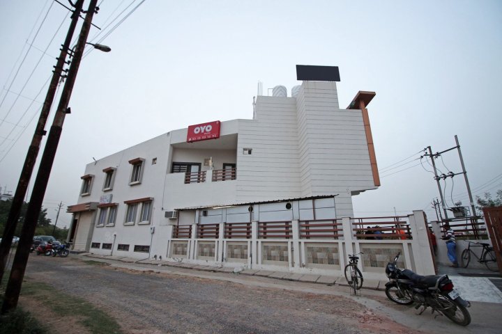 OYO 3202 Hotel Gayatri Residency