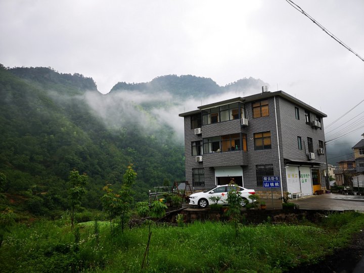 餐云卧石民宿(华浪线分店)