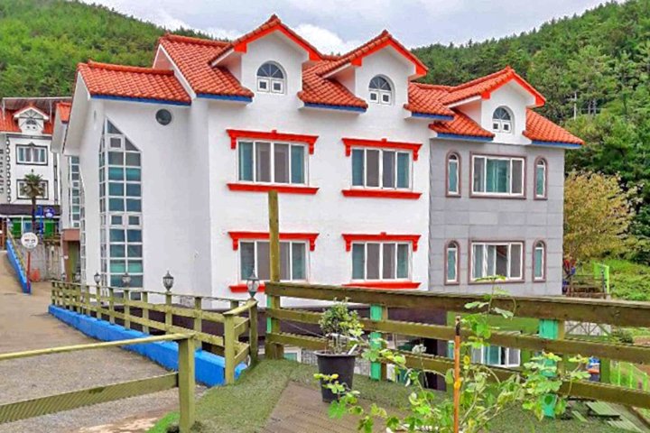 Tongyeong Beach Road Pension