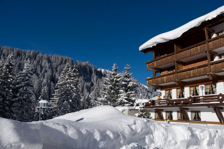 马德利纳酒店(Das Alpine Lifestyle Berghotel Madlener)