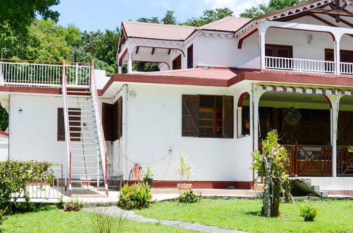 Spacious top Floor of a Villa on the North-west Coast of Basse Terre W