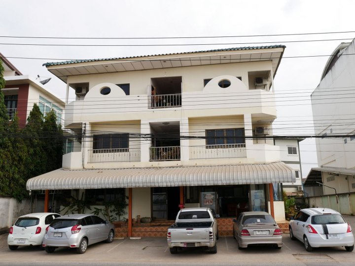 Phuttipong Apartment