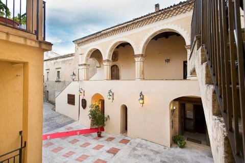 阿尔托蒙特城堡酒店(Castello di Altomonte)