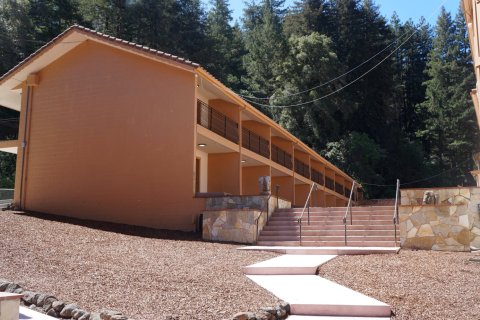 布鲁克代尔旅馆(The Historic Brookdale Lodge, Santa Cruz Mountains)