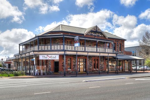 一英里终点汽车旅馆(The Mile End Hotel)