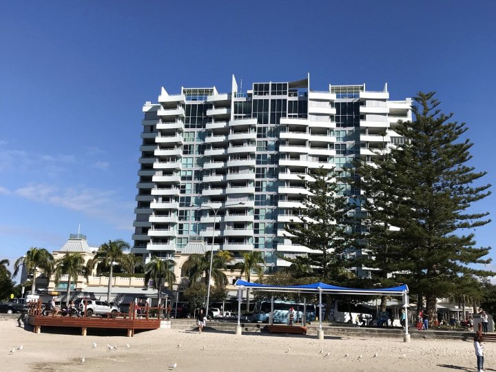 Grand Hotel Apartments Gold Coast by Owner