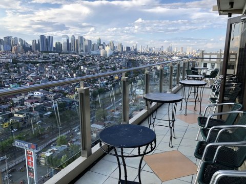 赛普拉斯塔楼米斯 N 摩登广场酒店(Migz N Tons Place at Cypress Towers)