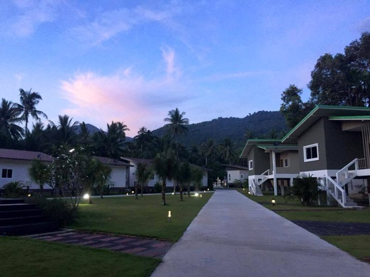 瓦普拉蒂普村酒店(Wanpratheep Village Kohphangan)