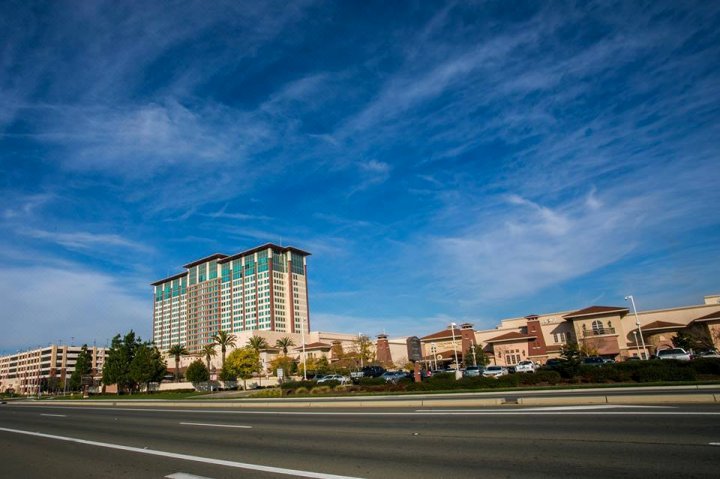 桑德山谷娱乐场度假村(Thunder Valley Casino Resort)