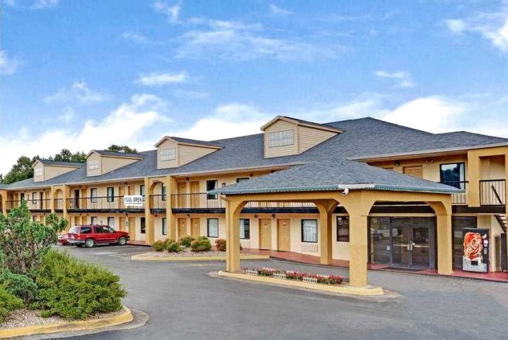 新南乔治亚州红地毯套房酒店(Red Carpet Inn and Suites Newnan GA)