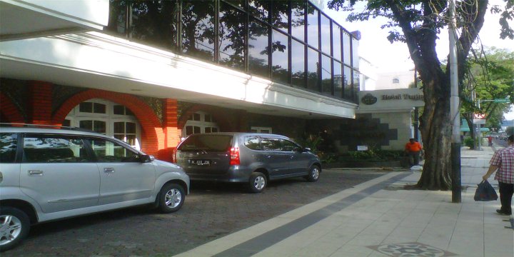 万隆站附近的高级红多丝(RedDoorz Premium near Bandung Station)