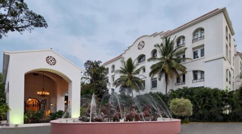 金棕榈温泉酒店(Golden Palms Hotel & Spa)