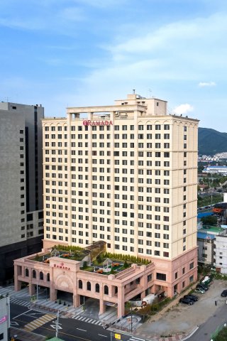 龙仁市华美达温德姆酒店(Ramada by Wyndham Yongin)