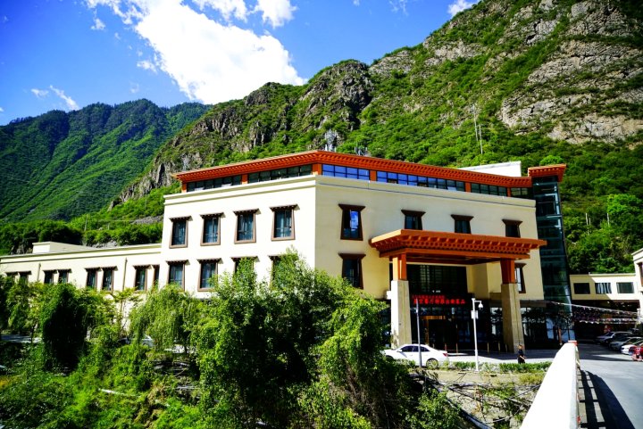 理县古尔沟温泉山庄