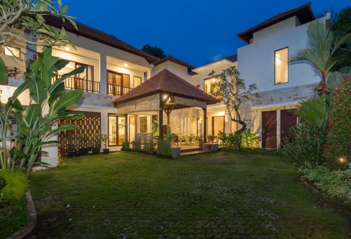 纳姬萨巴厘帕迪阿塔普别墅酒店(Villa Atap Padi by Nagisa Bali)
