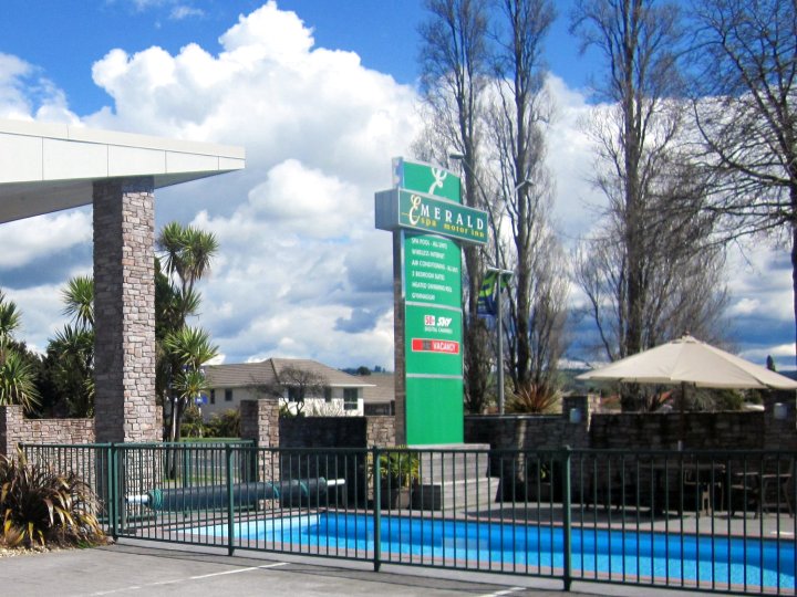 翡翠 Spa 汽车旅馆(Emerald Spa Motor Inn)