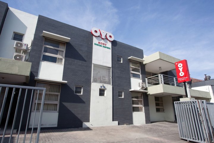 143 杜库古邦住宅酒店(OYO 143 Dukuh Kupang Residence)