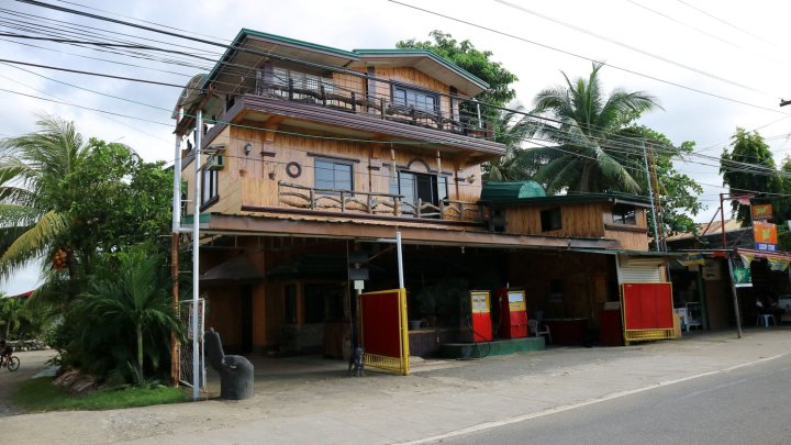 百岛酒店与转运之家酒店(Hundred Isles' Room Rentals and Transient House)